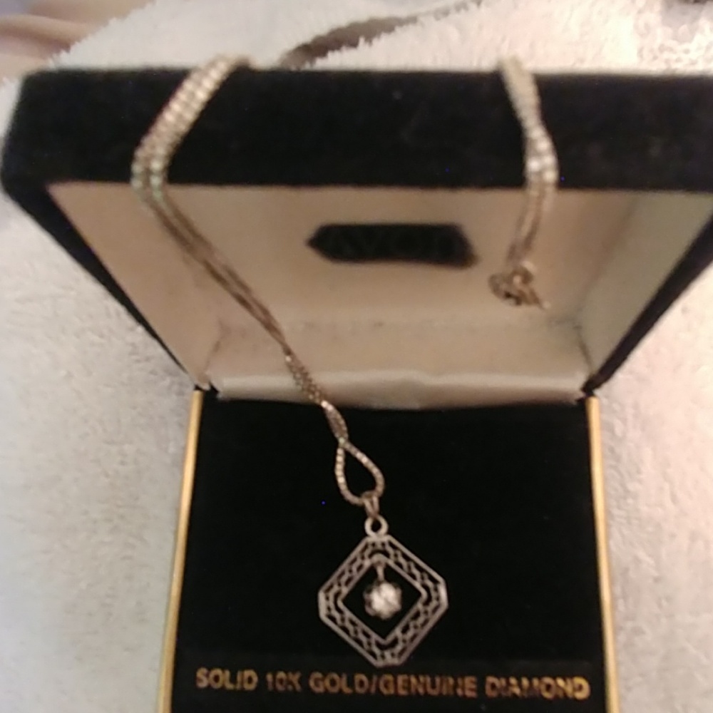 Diamond solitaire necklace comes with sterling sil